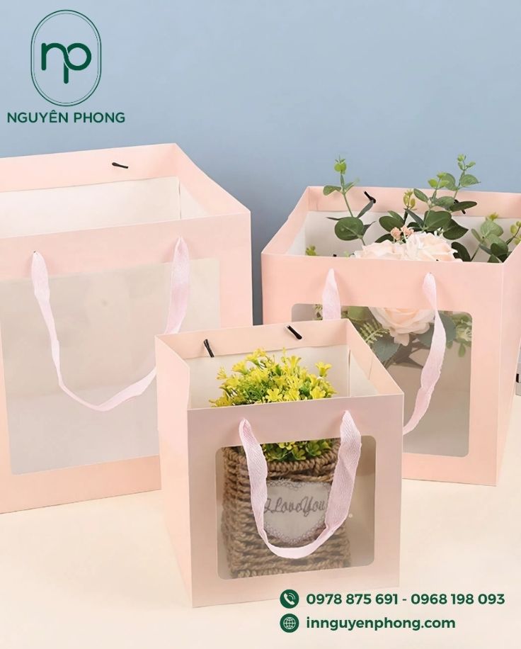 Mẫu túi giấy đựng hoa cán màng mica trong suốt